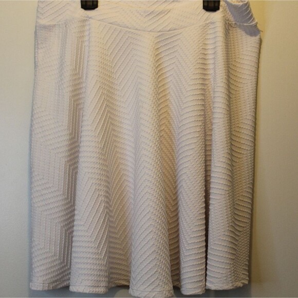 Fashion to Figure White Textured Fit & Flare Skater Skirt sz 3x - Picture 3 of 8